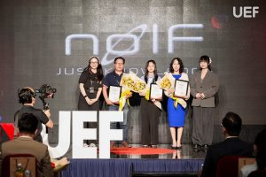 Chị Nguyễn Phương Trinh đại diện Edu Agency nhận thư cảm ơn từ TEDxUEF