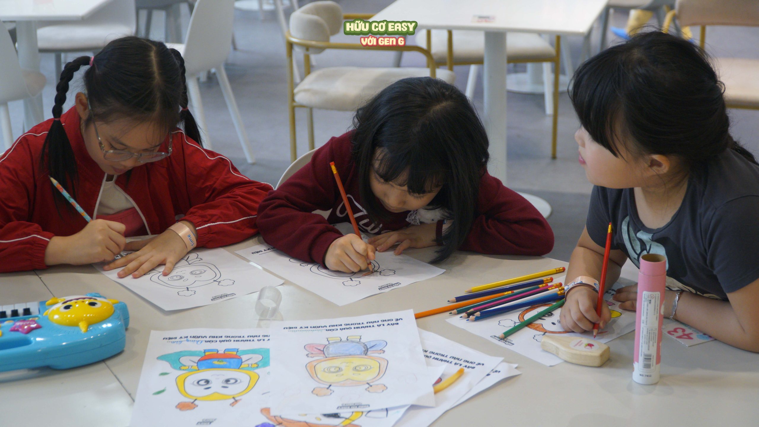 Hình ảnh 02. Sự hào hứng của các em nhỏ khi tham gia cuộc thi "Biến hình cùng Ong Nâu"